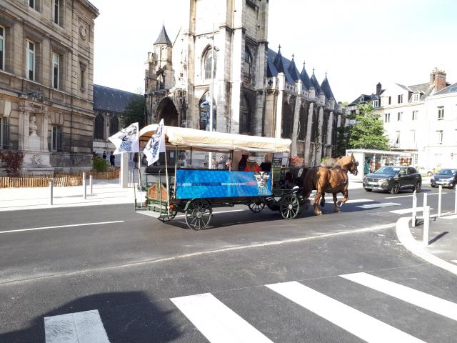 Une calèche tirée par deux chevaux passe devant le musée du Secq des Tournelles vers l'Hôtel de Ville rue Lecanuet