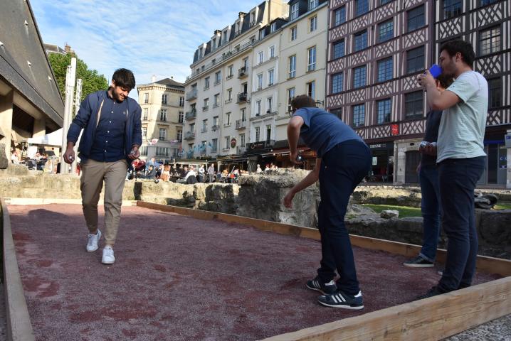 Le terrain de pétanque borde l'église Jeanne-d'Arc pendant la durée de l'Armada