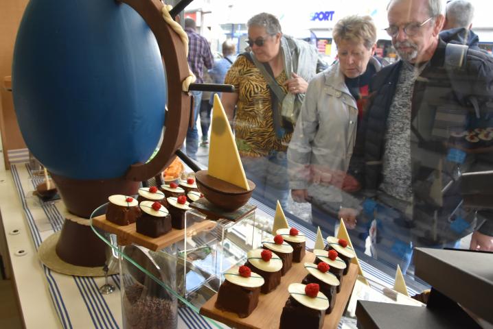 La vitrine de la chocolaterie Beyer, au 17 rue Grand-Pont, multiplie les références à l'Armada