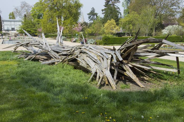 Sculpture en bois sur la pelouse du jardin des plantes signée de Laurent Martin