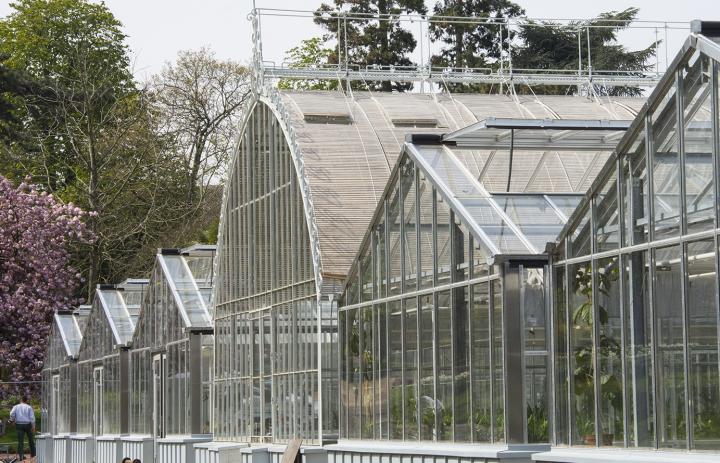 Le groupe des 7 serres vue du jardin des plantes vu de face 