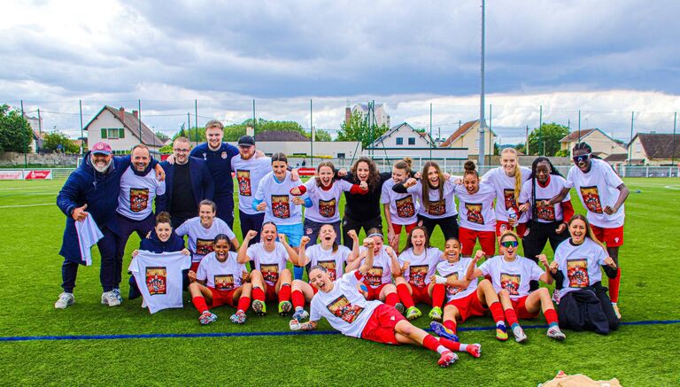 L'équipe féminine pose avec un t-shirt "championnes"