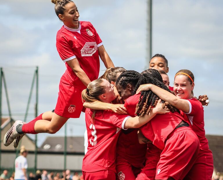 Joie des filles du FC Rouen championnes de R1F et qualifiées pour la D3