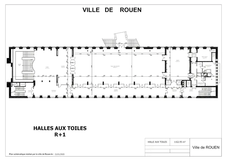Plan du premier étage (R+1) de la Halle aux Toiles. Une vaste salle polyvalente centrale est entourée d’un foyer, d’un fumoir, d’un salon, d’un petit salon, d’espaces de réception, de sanitaires et de locaux techniques. Une galerie longe la façade inférieure. Les circulations, escaliers, ascenseur et surfaces des pièces sont indiqués.