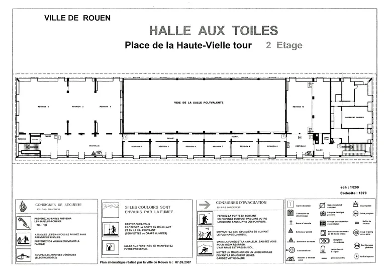 Plan schématique du 2e étage de la Halle aux Toiles à Rouen. Une grande salle polyvalente occupe le centre du bâtiment. Des salles de réunion numérotées bordent les côtés, reliées par des couloirs et vestibules. Les accès, escaliers, locaux techniques et logement du gardien sont indiqués. En bas du document figurent les consignes de sécurité, d’évacuation et la légende des équipements incendie.