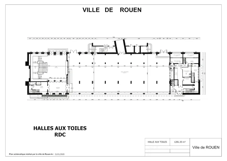 Plan du rez-de-chaussée de la Halle aux Toiles. Une grande halle d’exposition occupe la majeure partie de l’espace. À gauche se trouvent un hall d’accueil, un vestibule et les accès principaux. À droite sont regroupés bureaux, locaux associatifs, locaux techniques, espaces de rangement et sanitaires. Les circulations, escaliers, ascenseur et dimensions principales sont représentés.