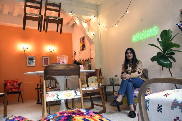 Amélie Guleryuz assise dans sa boutique "Aplomb - La Vitrine"