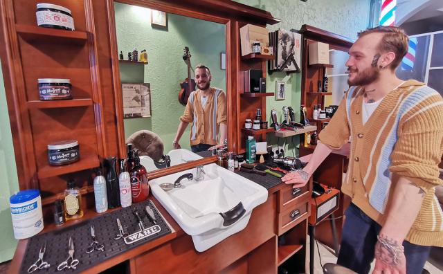 Adrien Bastos dans son salon "Le barbier de sa ville"