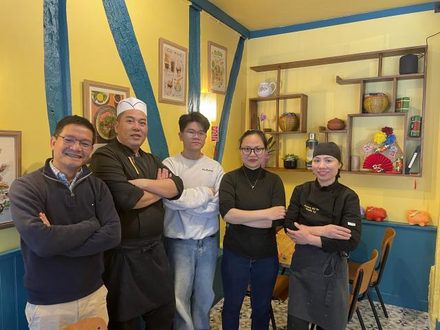 Les cinq personnes de l'équipe du Bistrot Saïgon prennent la pose
