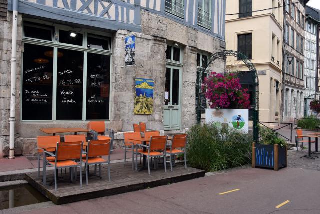 Devanture et terrasse du restaurant Les Concessions