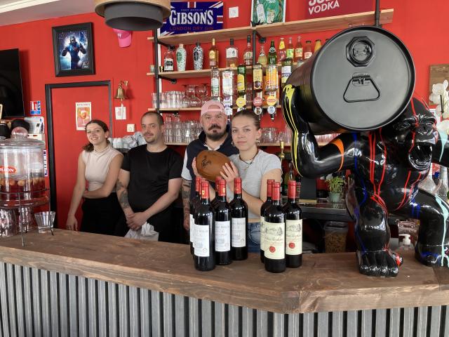 L'équipe du Fifteen pose derrière le bar
