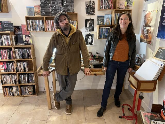 Antoine et Solène devant le rayon cinéma