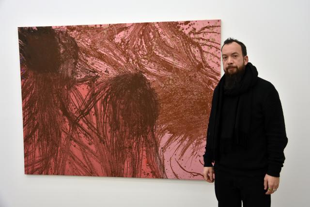 Jean-Guillaume Panis devant une oeuvre de David Roth