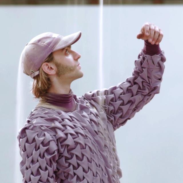 Anatole Chartier dans sa performance "Le poids du sol"