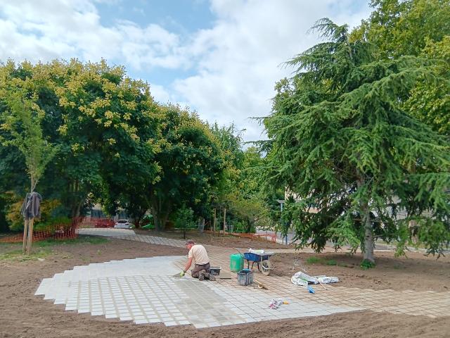 Le square Hélène-Claudine a révélé une partie de son nouveau visage, en attendant les plantations qui interviendront cet automne