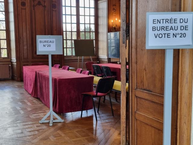 Panneau indiquant le bureau de vote 20 mis à l'entrée de la Salle des Mariages de l'Hôtel de Ville 