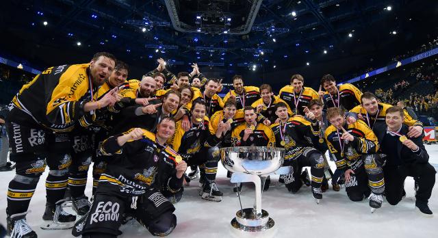 Les Dragons de Rouen posent avec leurs médailles autour du cou et la coupe de France devant eux sur la glace de l'Accor Arena