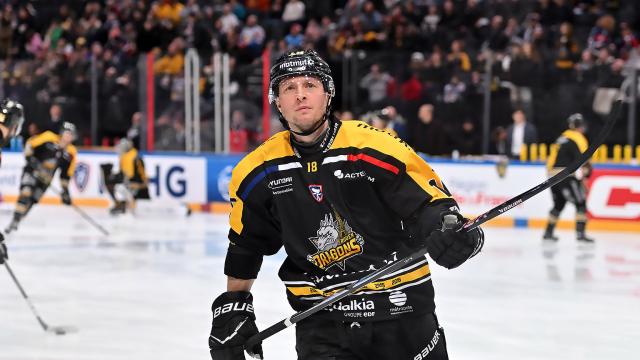 Anthony Rech sur la glace qui porte le maillot noir et jaune de Rouen