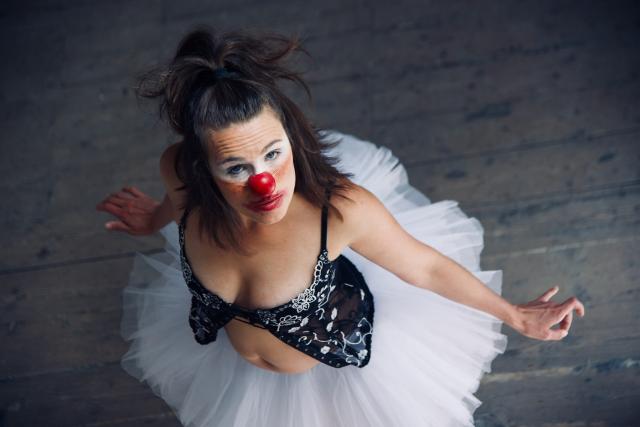 La comedienne Aurélie Therin en tutu et nez rouge, ventre à l'air