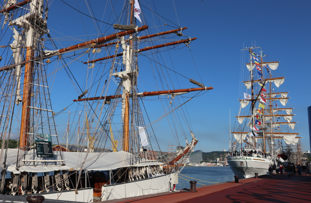Photo de deux bateaux à quai lors de l'Armada 2013