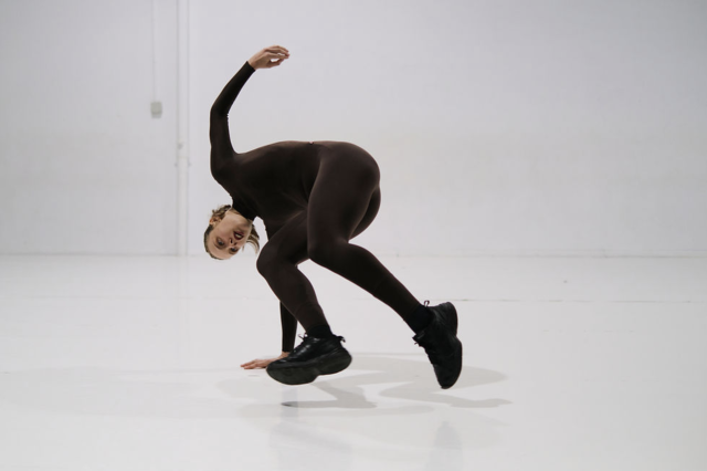 La danseuse Suzanne Henry en tenue noire sur fond blanc