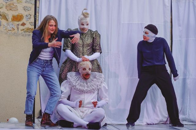 Quatre comédiens sur scène jouent Molière et ses masques