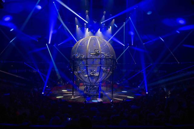Tous au cirque avec Arlette Gruss Globe motos Cirque Arlette Gruss