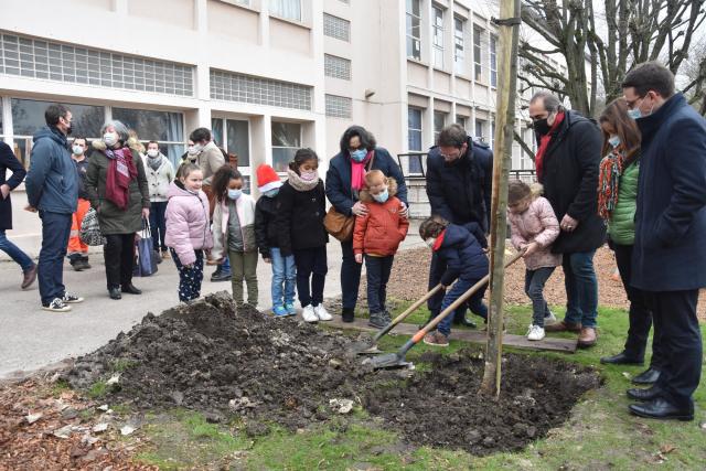 Une délégation d'élus en visite à l'école élémentaire Pasteur pour marquer la transformation de la cour