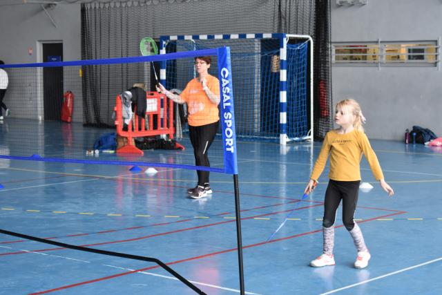 Une petite fille joue au badminton avec une dame plus âgée