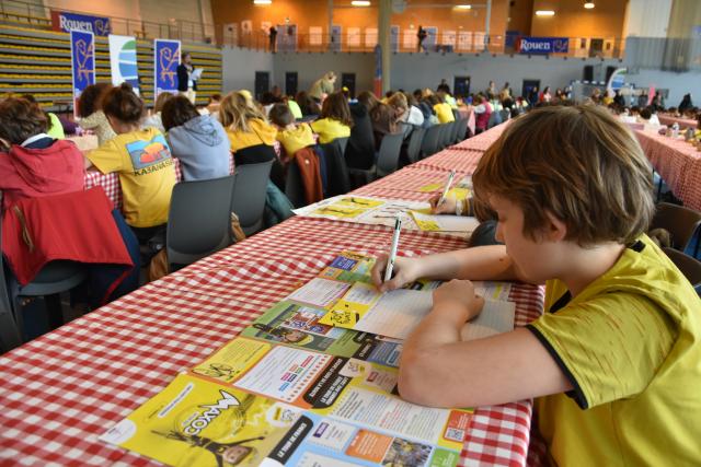Les élèves de CM2 en pleine concentration à l'écoute de Valérie Fourneyron : l'article à transcrire s'intitulait "Une arrivée à Rouen plus spectaculaire que d'habitude !".