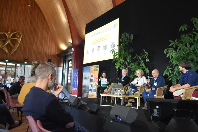 La première des deux tables rondes du dimanche, qui portait sur le thème "Forces et faiblesse des aliments simples et transformés", réunissait notamment une membre de l’Académie d’agriculture, un ingénieur agronome docteur en Biologie/santé et un médecin consultant en nutrition