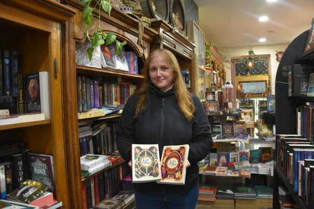 Jessica Lulli, fondatrice et gérante de la librairie fantastique "Les Grimoires de Morgane", présente les tomes 4 et 5 de la saga "Le Livre des étoiles" : leur auteur, Jimmy Blin, sera présent ce samedi après-midi pour une séance de dédicaces.