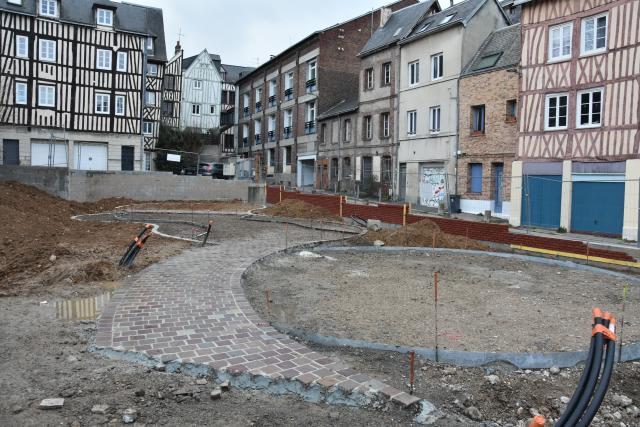 Le paysage de l'espace public se recompose entre l'aître Saint-Maclou et la rue Damiette, où se dessine le jardin Géricault