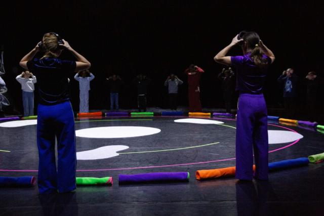 Deux comédiens font face au public