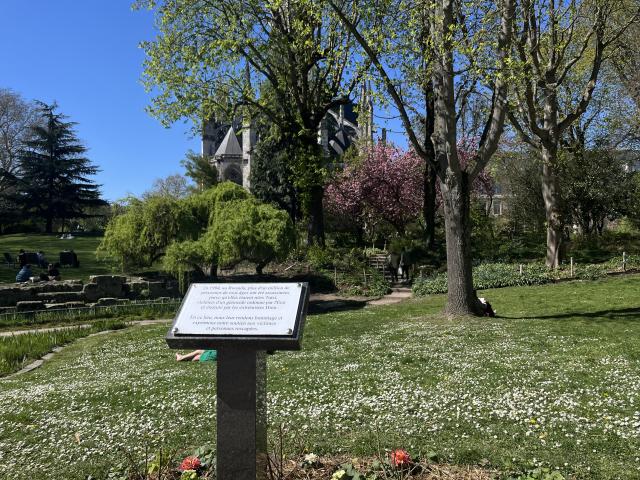 Plaque commémorative du génocide perpétré contre les Tutsis au Rwanda @Chloé Dhellemmes