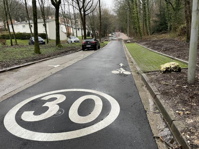 La route refaite et les places de stationnement enherbées