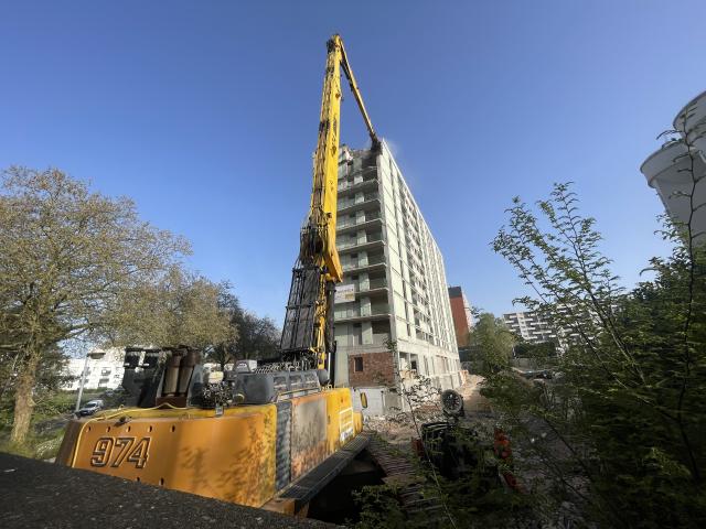 Le haut de l'immeuble Rousseau se fait grignoter par la machine