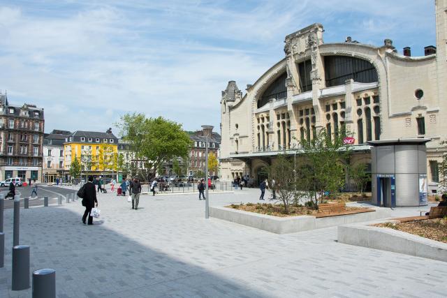 Les abords de la gare SCNF inaugurés Vue générale parvis gare SNCF