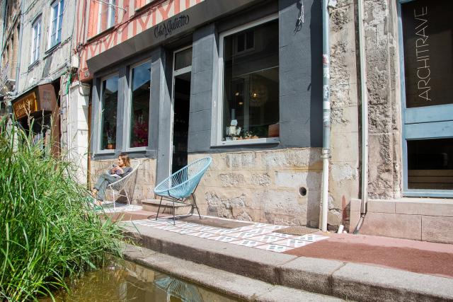 L'artiste InkOj décore la rue Eau-de-Robec Façade Chez Juliette, rue Eau-de-Robec