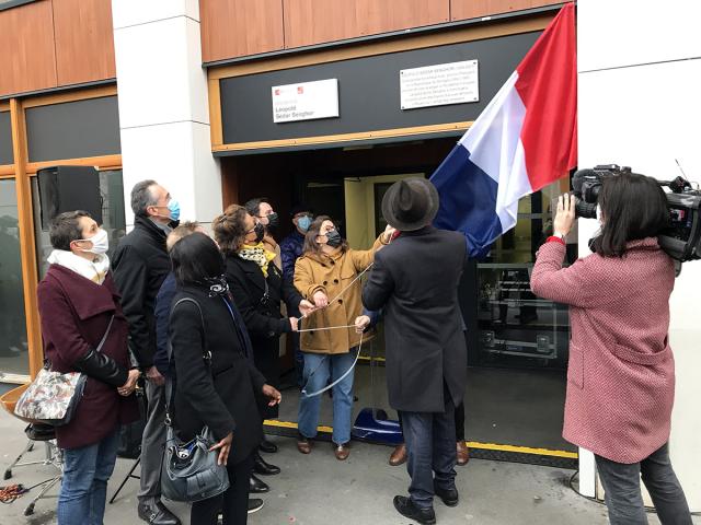 Les élus rouennais tirent sur le drapeau tricolore et laissent aparaître la plaque commémorative