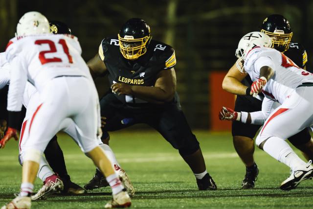Un joueur des Léopards s'apprête à bloquer un adversaire