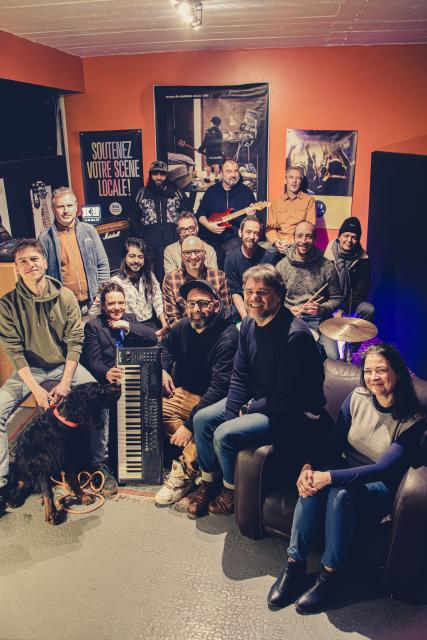 Stéphane Maunier au premier plan, entouré par une partie de l'équipe du Kalif