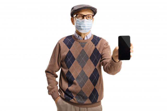Personnes âgées : s'inscrire au Plan d'alerte Senior avec son téléphone portable et un masque