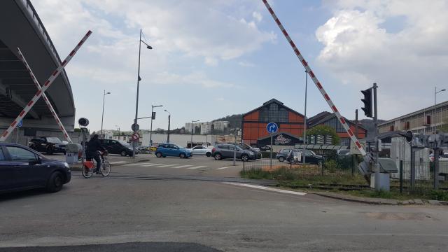 Des travaux sur la voie ferroviaire rive droite Passage à niveau sous le pont Flaubert à Rouen