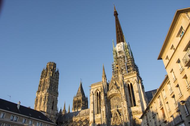 Coupures d'électricité dans le quartier Cathédrale Vue Cathédrale avec soleil