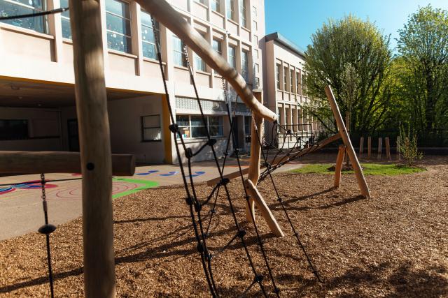 Pendant les vacances, les jeunes Rouennais peuvent bénéficier de l'espace de la cour et des structures de jeux de certains établissements scolaires