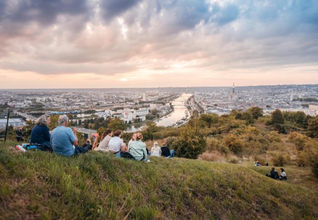 Quand la colline Sainte-Catherine est le théâtre d'une représentation à la portée de tous, ponctuée d'une déambulation : une chouette façon d'entrer dans les Journées du patrimoine