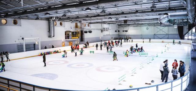 Le public patine sur la glace de la patinoire Edith-Ballester, il y a des familles, des adolescents et des adultes