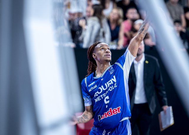 Un joueur du RMB demande le ballon au Kindarena