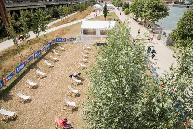Pass sanitaire obligatoire Vue d'en haut d ela plage de Rouen sur Mer avec des chaises longues blanches espacées vides